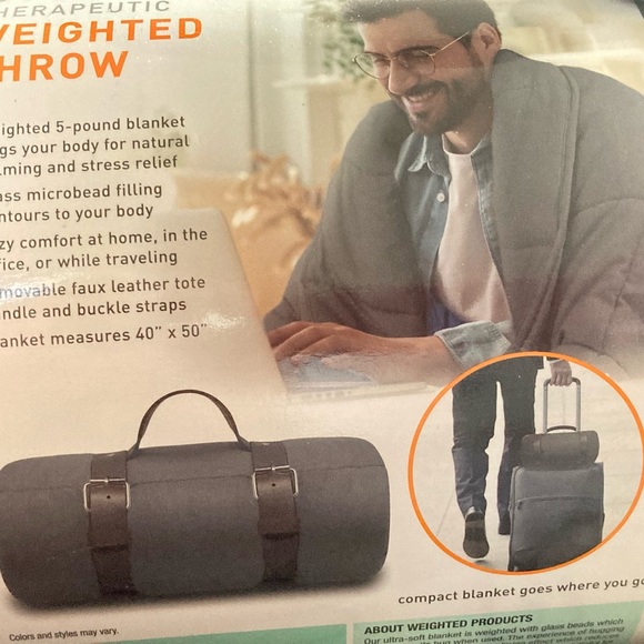 🆕WEIGHTED BLANKET IS 40X50” AND WEIGHS 5 POUNDS. HAS A DETACHABLE TOTE HANDLE - Picture 4 of 6